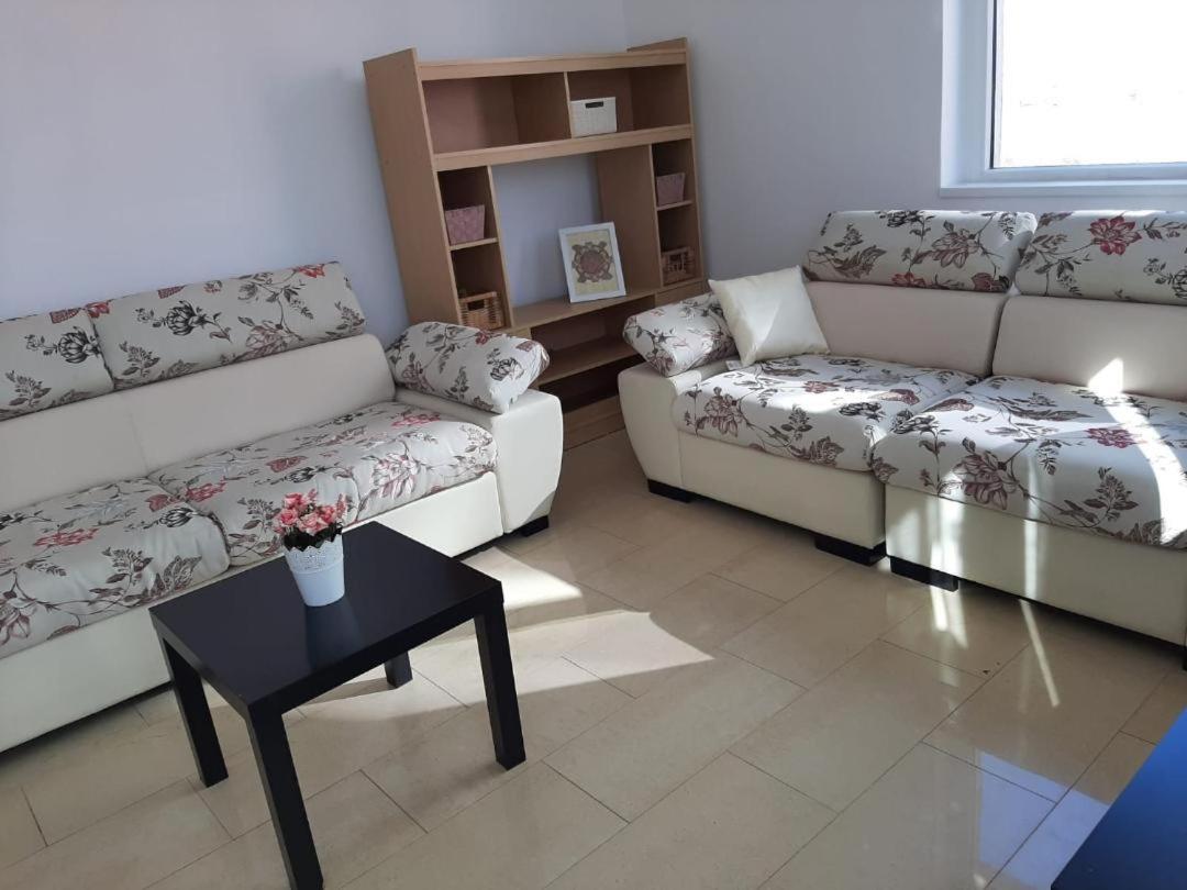 Arad Chic Apartament Uta Exterior photo